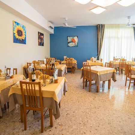 Hotel Sayonara Милано Мартима Екстериор снимка