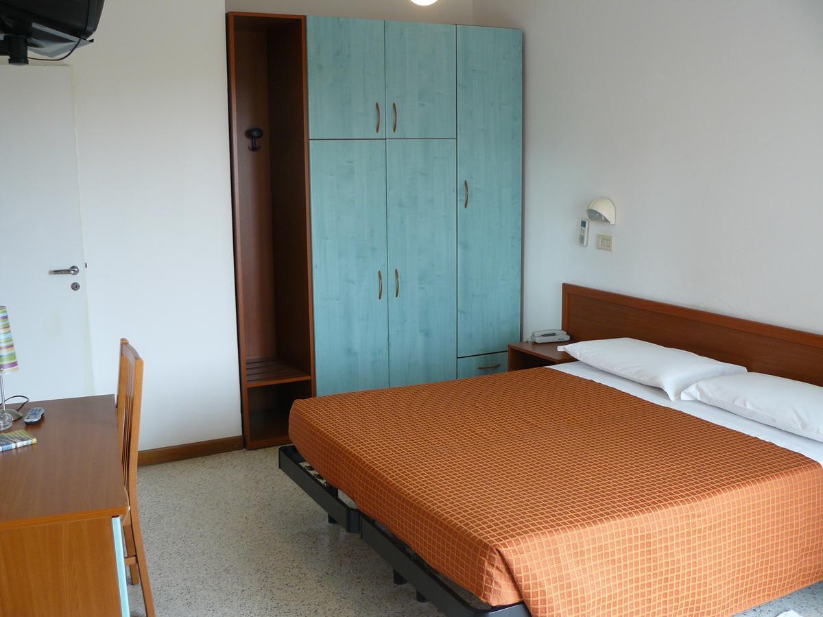 Hotel Sayonara Милано Мартима Екстериор снимка