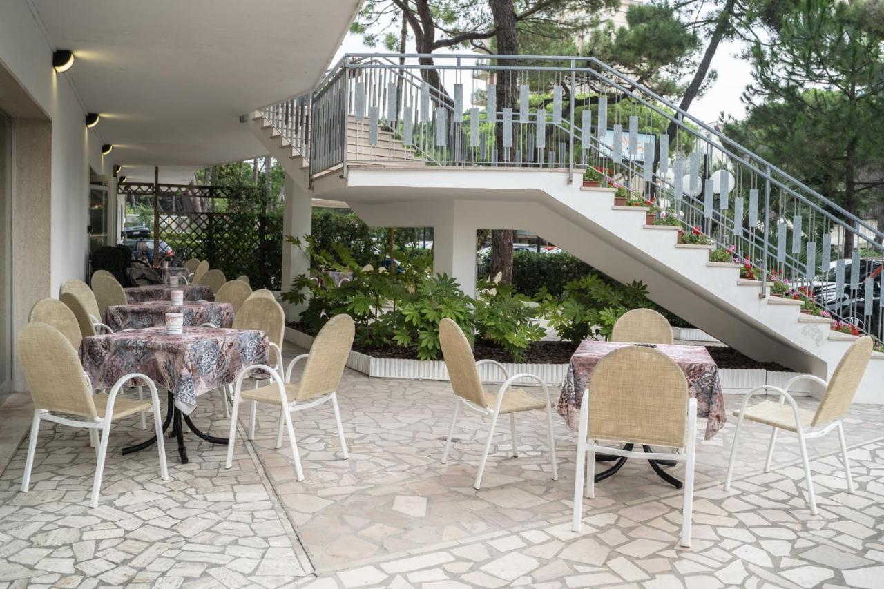 Hotel Sayonara Милано Мартима Екстериор снимка