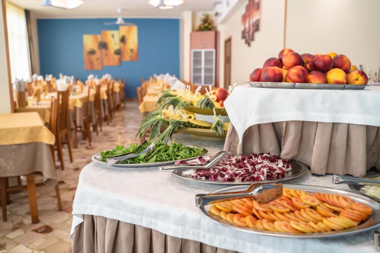 Hotel Sayonara Милано Мартима Екстериор снимка