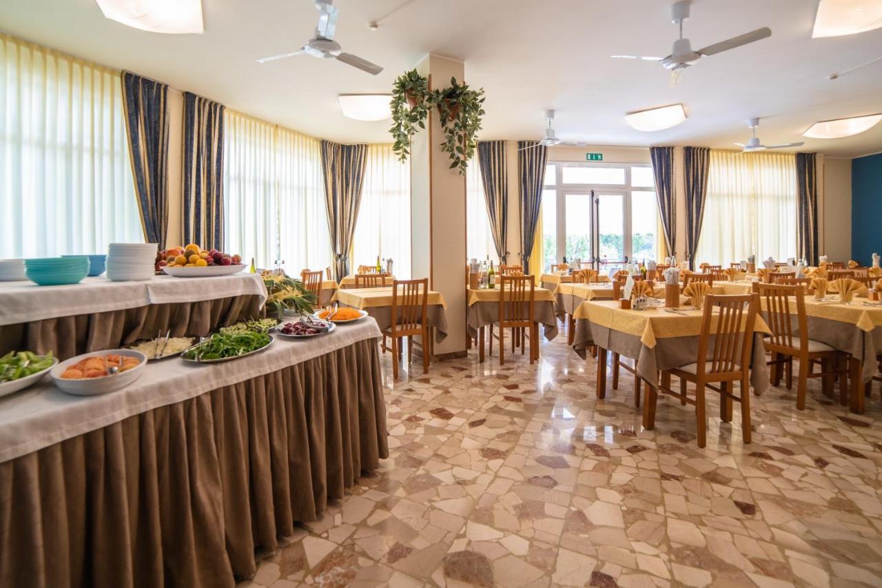 Hotel Sayonara Милано Мартима Екстериор снимка