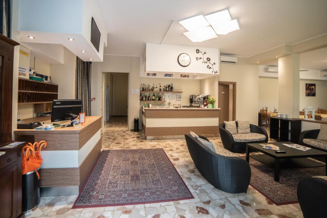 Hotel Sayonara Милано Мартима Екстериор снимка