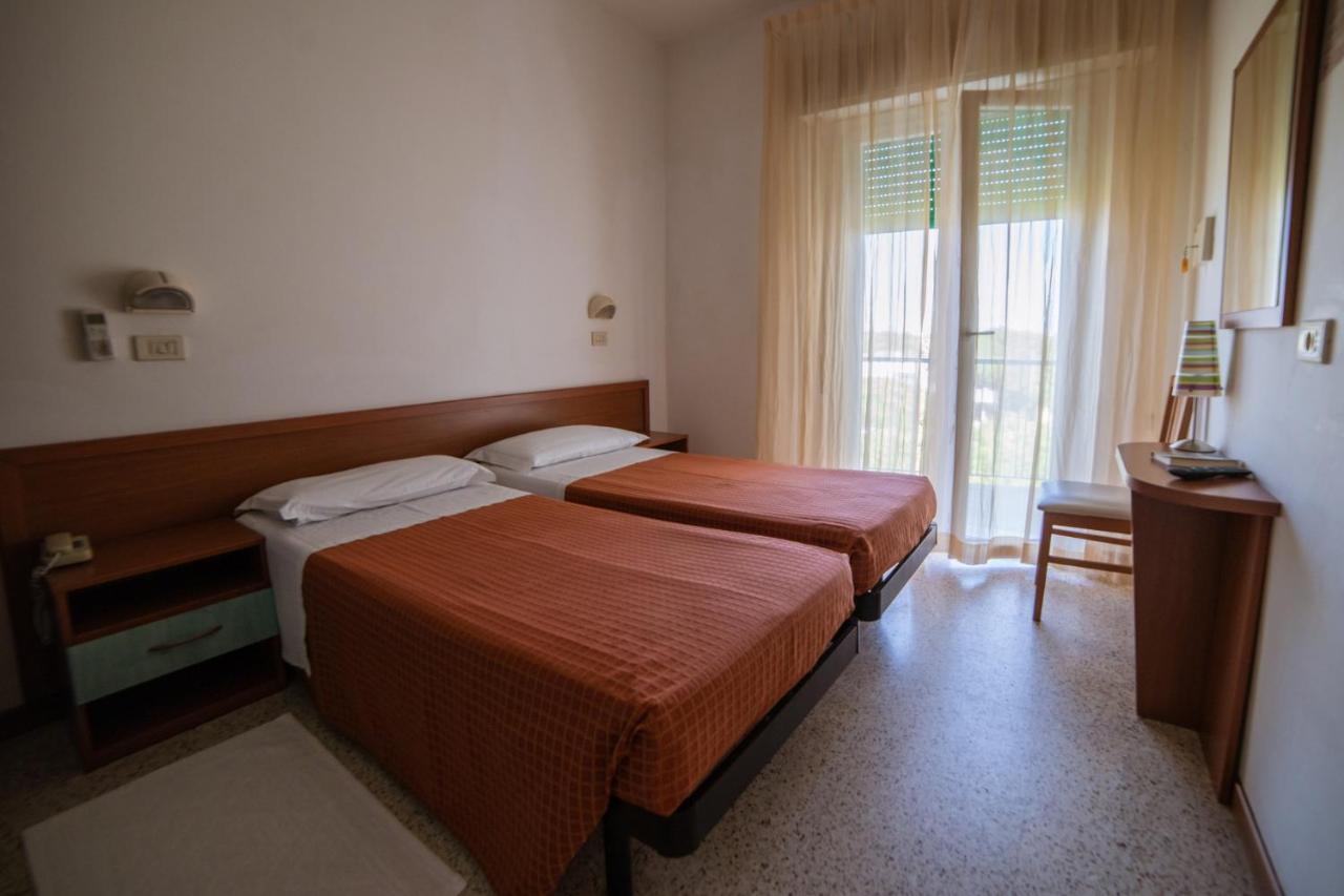 Hotel Sayonara Милано Мартима Екстериор снимка