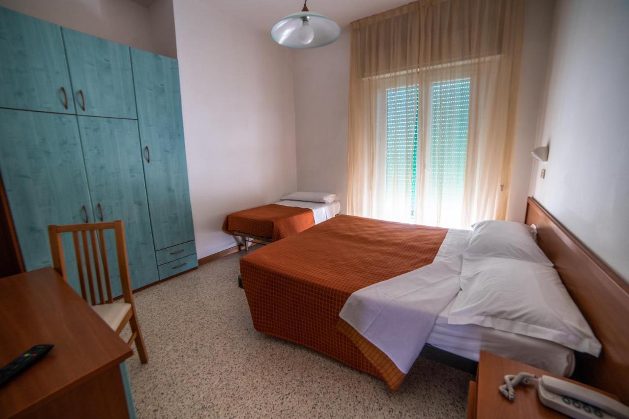 Hotel Sayonara Милано Мартима Екстериор снимка