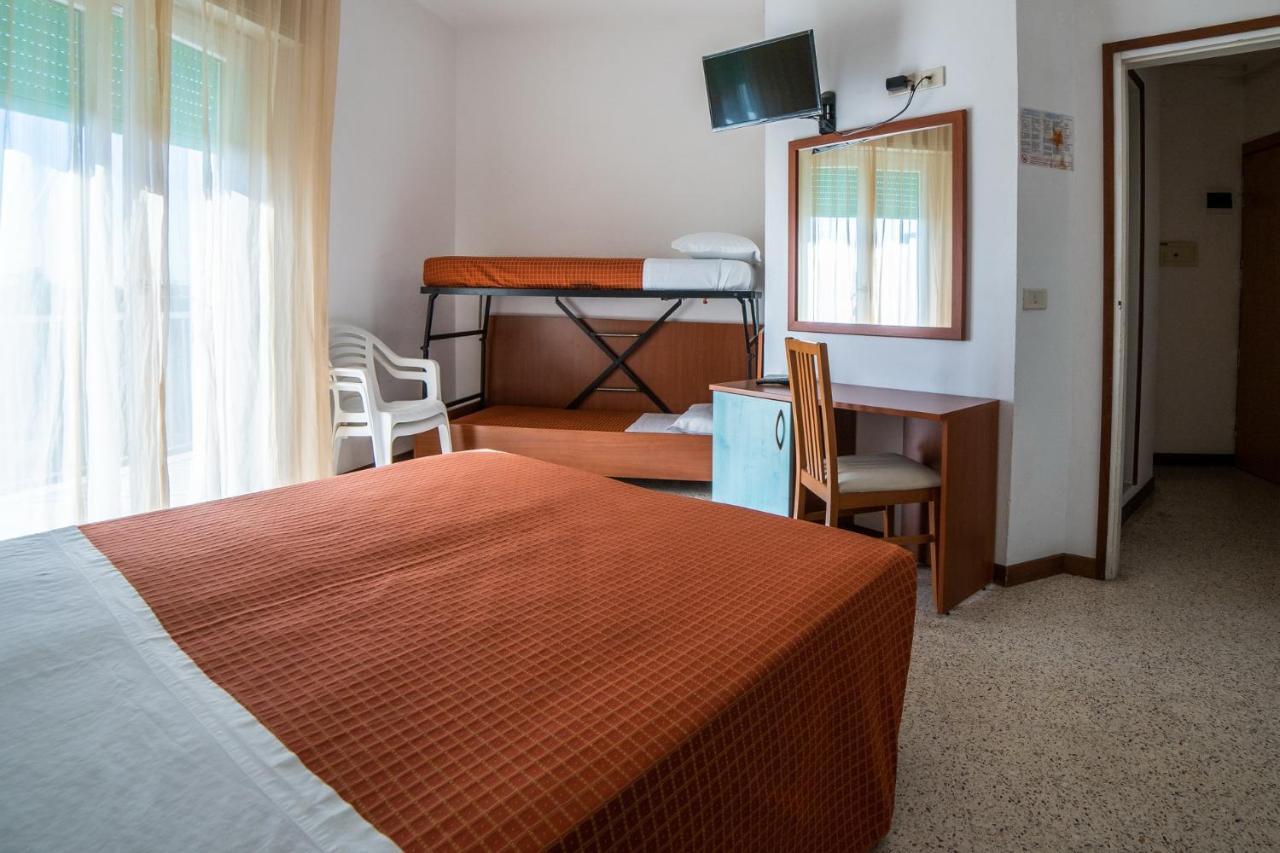 Hotel Sayonara Милано Мартима Екстериор снимка
