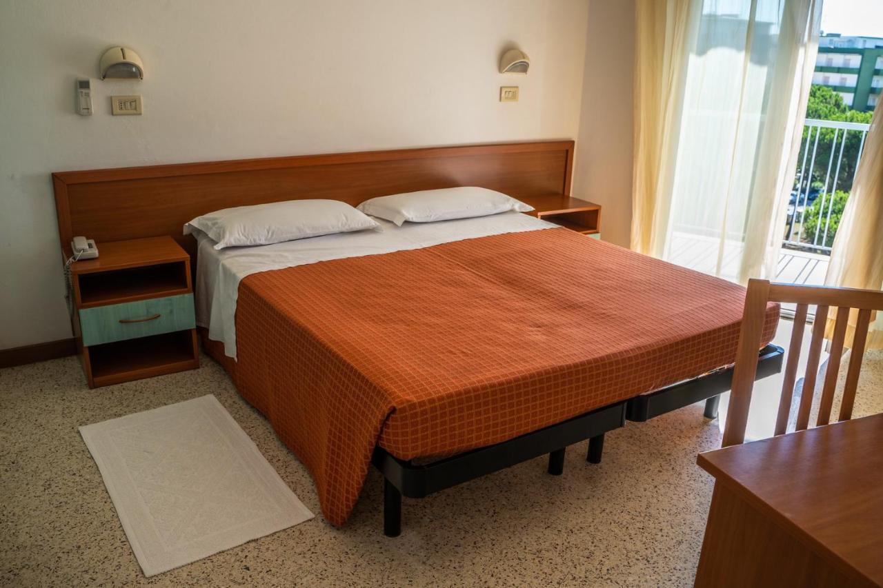 Hotel Sayonara Милано Мартима Екстериор снимка