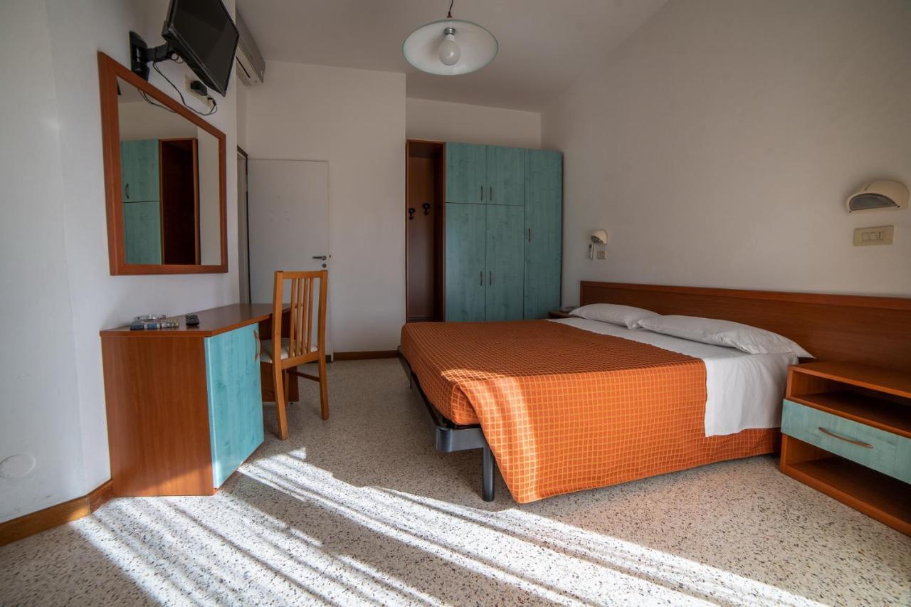 Hotel Sayonara Милано Мартима Екстериор снимка