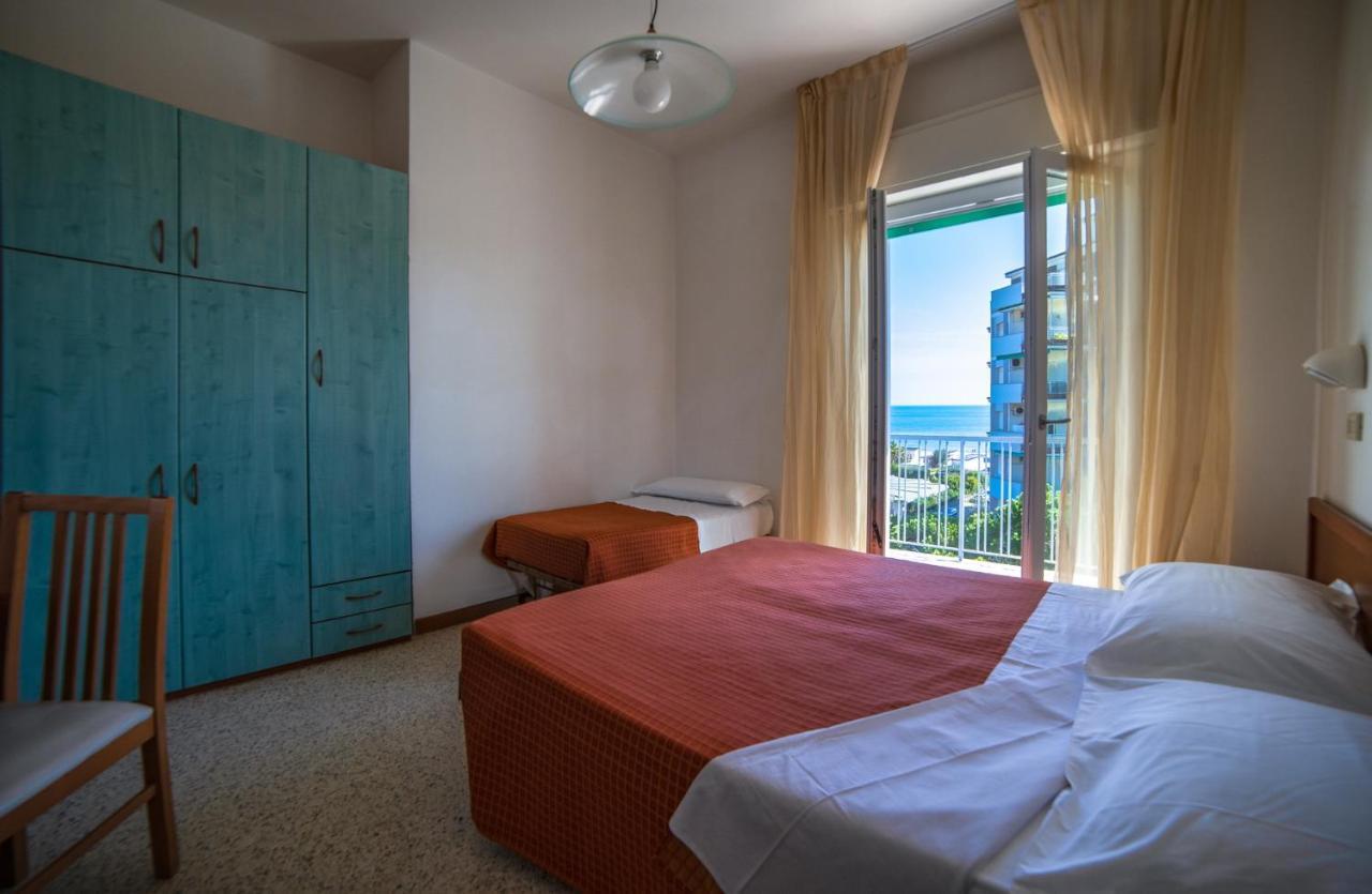 Hotel Sayonara Милано Мартима Екстериор снимка