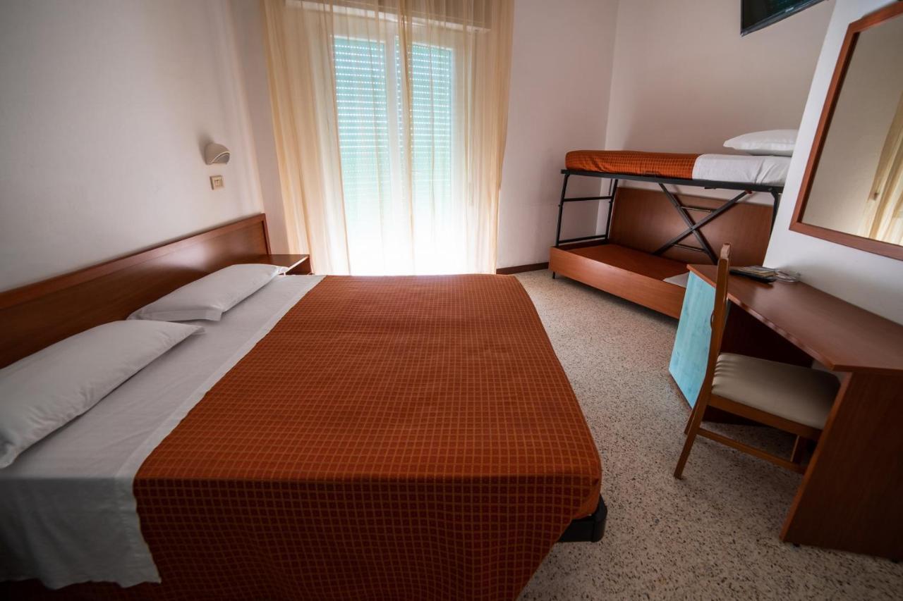 Hotel Sayonara Милано Мартима Екстериор снимка