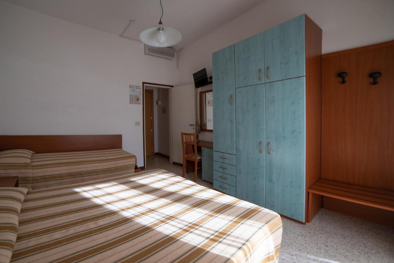 Hotel Sayonara Милано Мартима Екстериор снимка