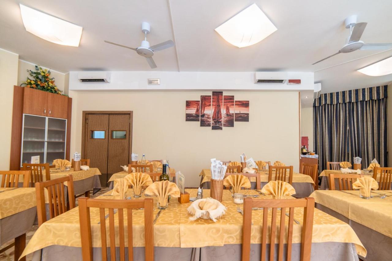 Hotel Sayonara Милано Мартима Екстериор снимка