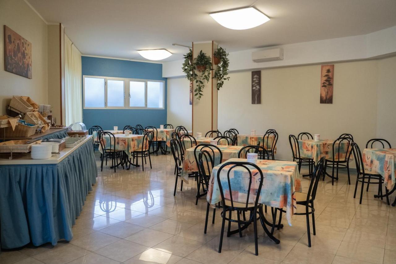 Hotel Sayonara Милано Мартима Екстериор снимка
