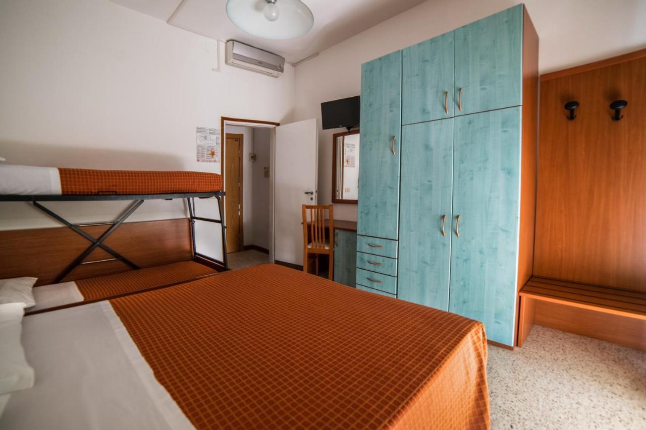 Hotel Sayonara Милано Мартима Екстериор снимка