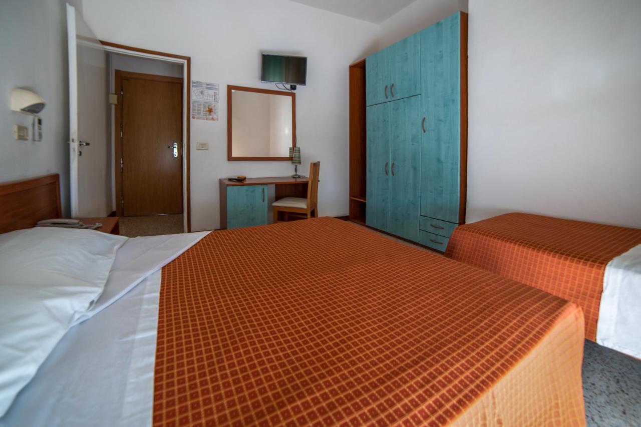 Hotel Sayonara Милано Мартима Екстериор снимка