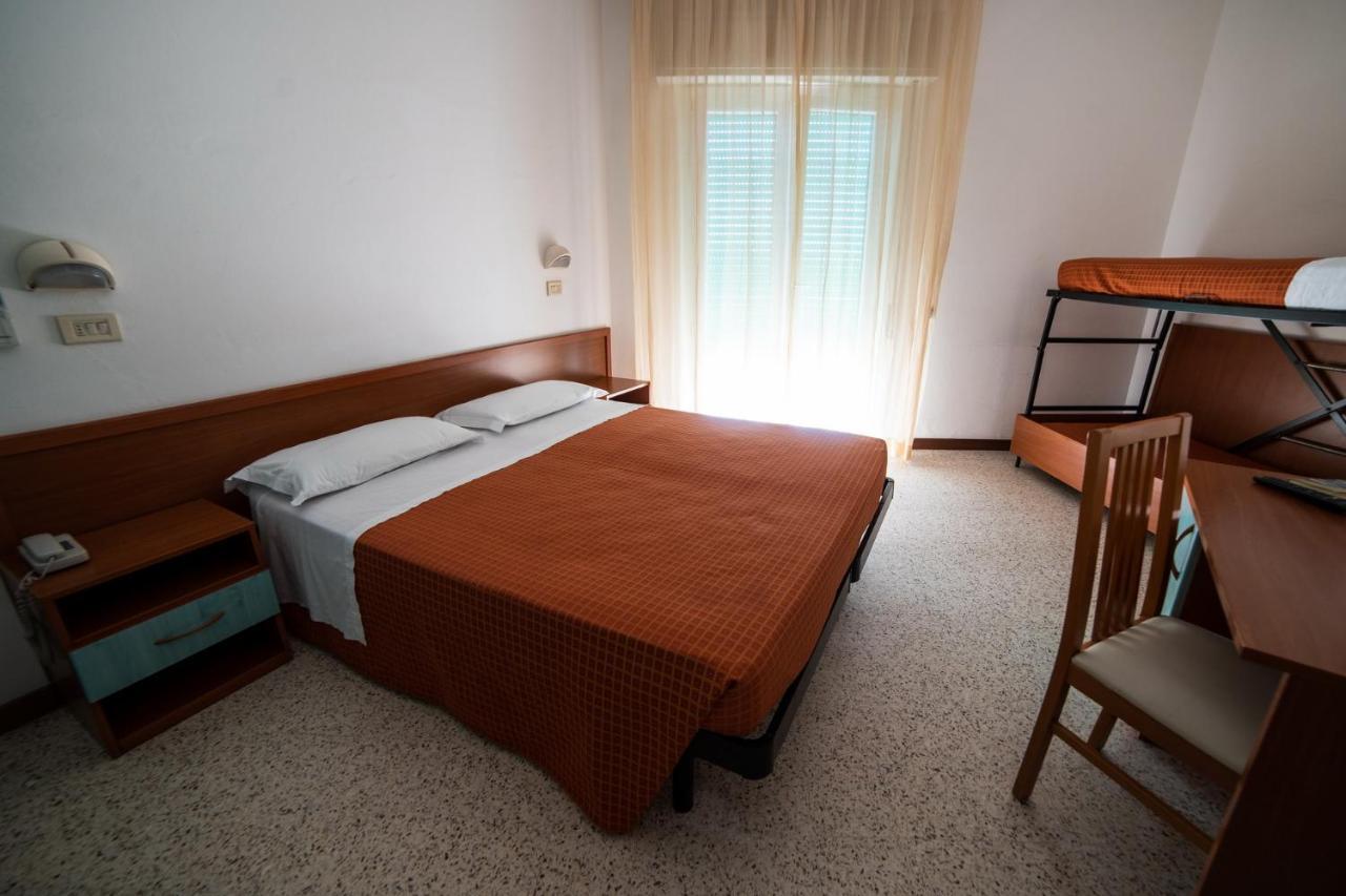 Hotel Sayonara Милано Мартима Екстериор снимка