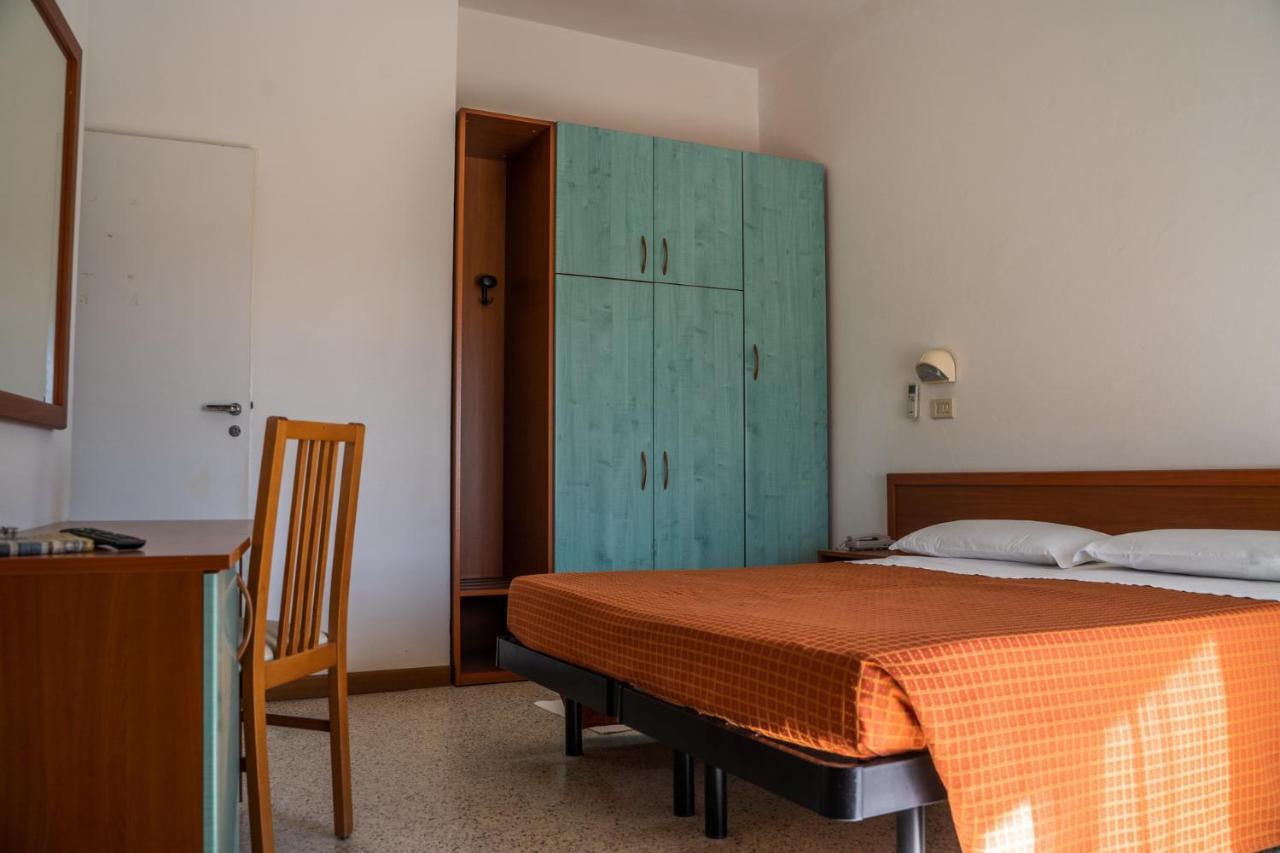 Hotel Sayonara Милано Мартима Екстериор снимка