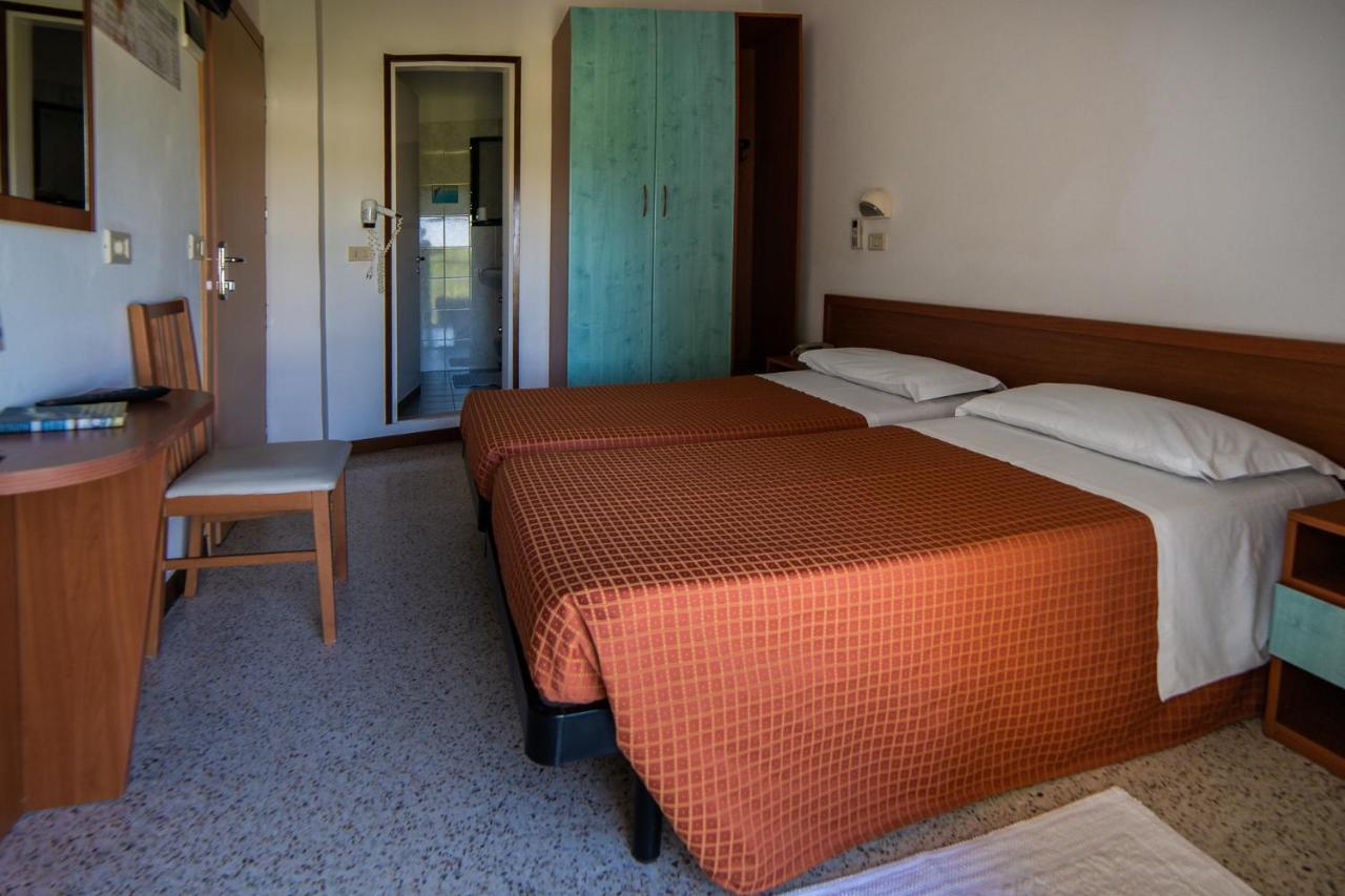 Hotel Sayonara Милано Мартима Екстериор снимка